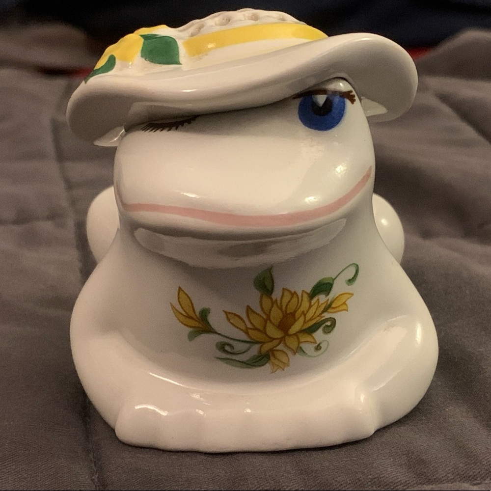 Vintage 1980 Avon Flirty Frog potpourri holder 🎉HP🎉